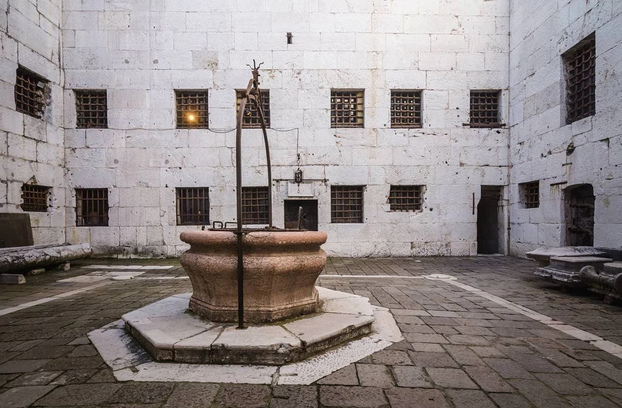 Ingresso e biglietti per PALAZZO DELLE PRIGIONI: celle e strumenti di tortura.