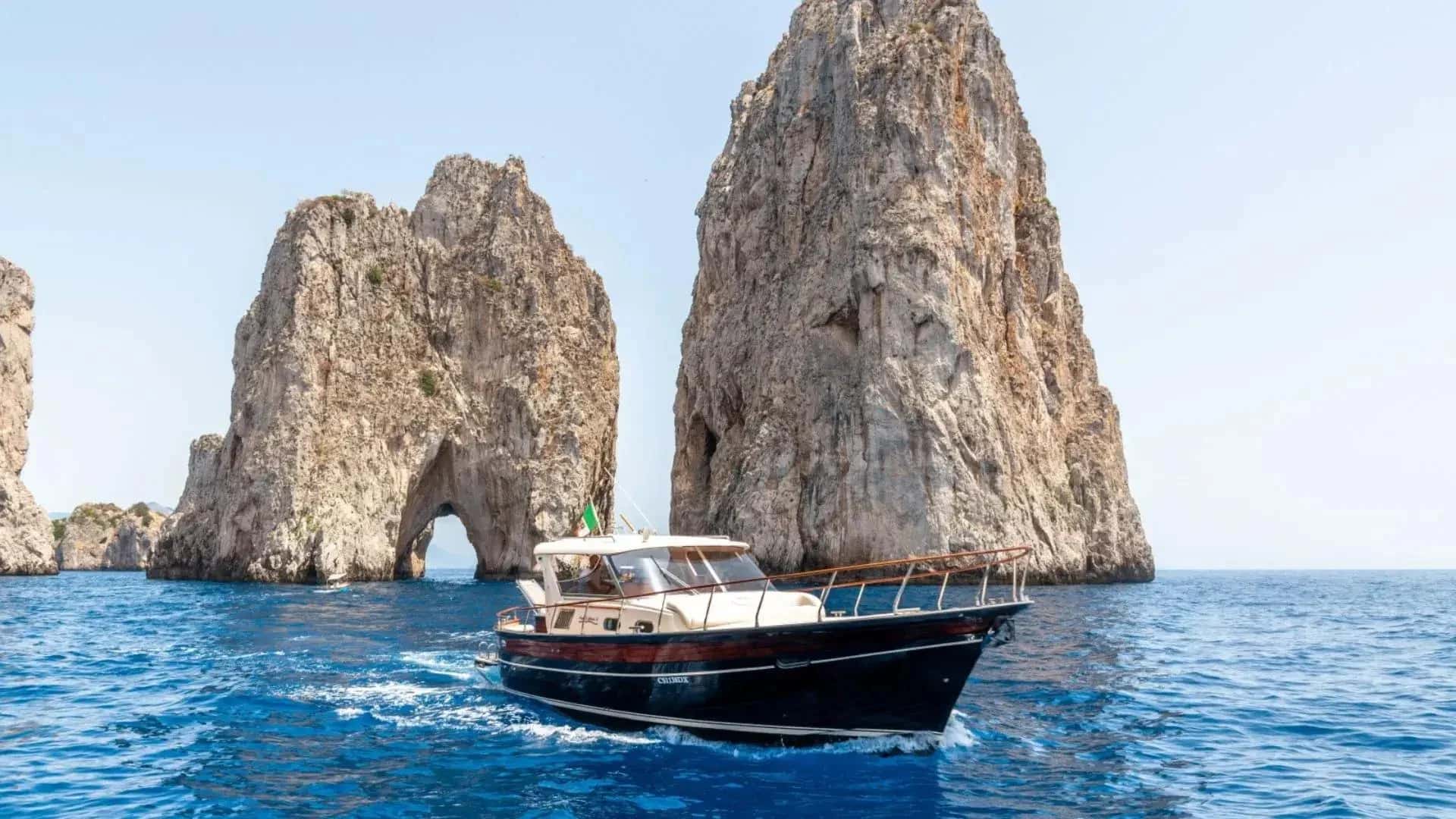Ingresso e biglietti per Tour dell'Isola di Capri a bordo del tipico Gozzo Sorrentino