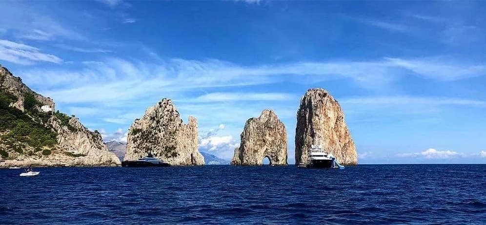 Ingresso e biglietti per Tour dell'Isola di Capri a bordo del tipico Gozzo Sorrentino