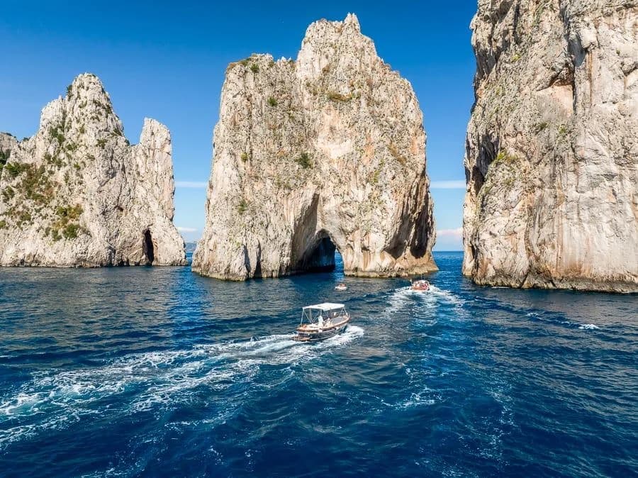 Ingresso e biglietti per Tour dell'Isola di Capri a bordo del tipico Gozzo Sorrentino