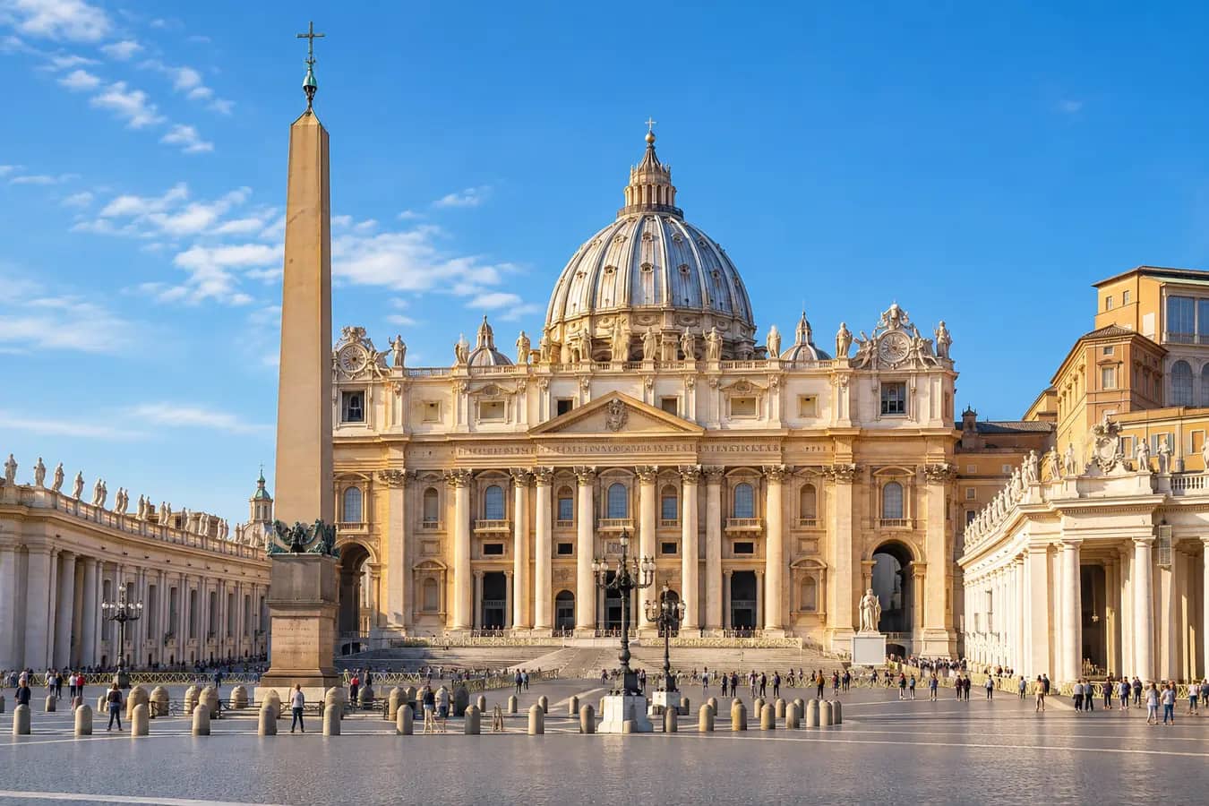 Udienza papale del mercoledì in Vaticano con accompagnatore